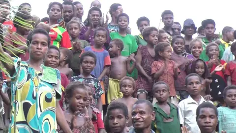 10 Welcoming Kambriap crowd