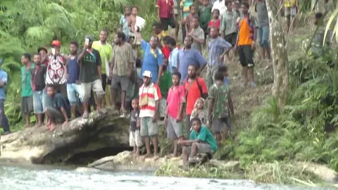 09 Waiting people along the shore