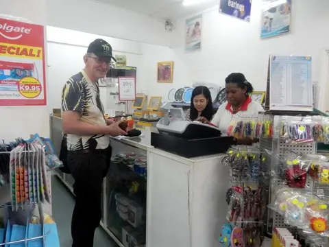 03 Shopping in Vanimo