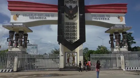 45 Crossing the Indonesian border